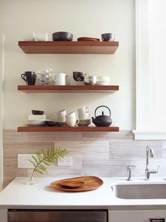 Floating shelf combining bamboo and wood, natural finish, hidden mounting, eco‑friendly living‑room style