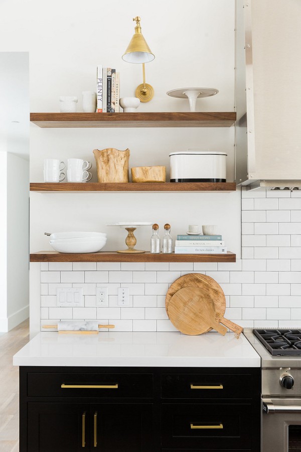 Floating shelf with glass rail, cedar plank, hidden mounting, modern living‑room décor